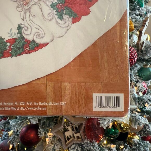 Bucilla Vintage Santa 42” Round Christmas Tree Skirt 83694 - Picture 5 of 6